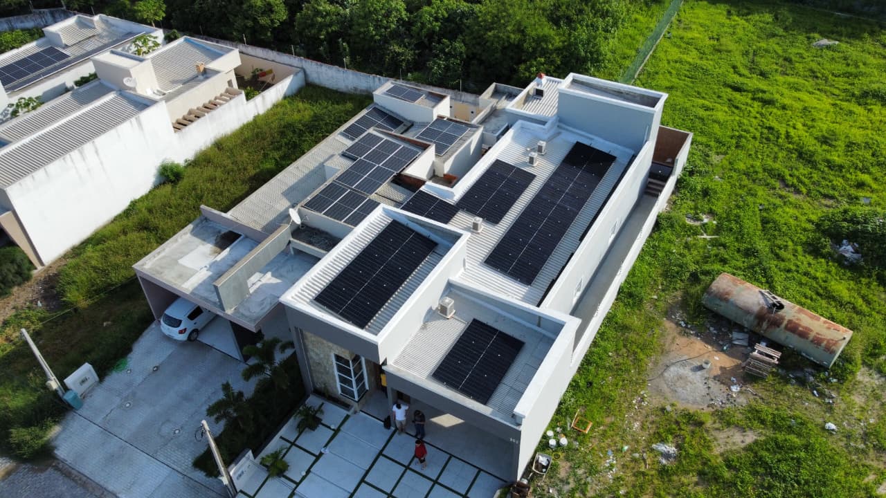 Vista aérea da instalação solar residencial