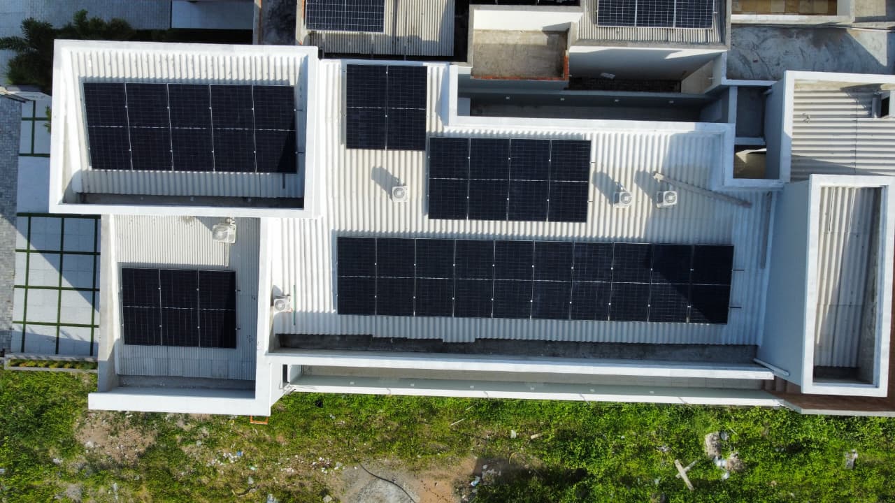 Detalhe dos painéis solares no telhado