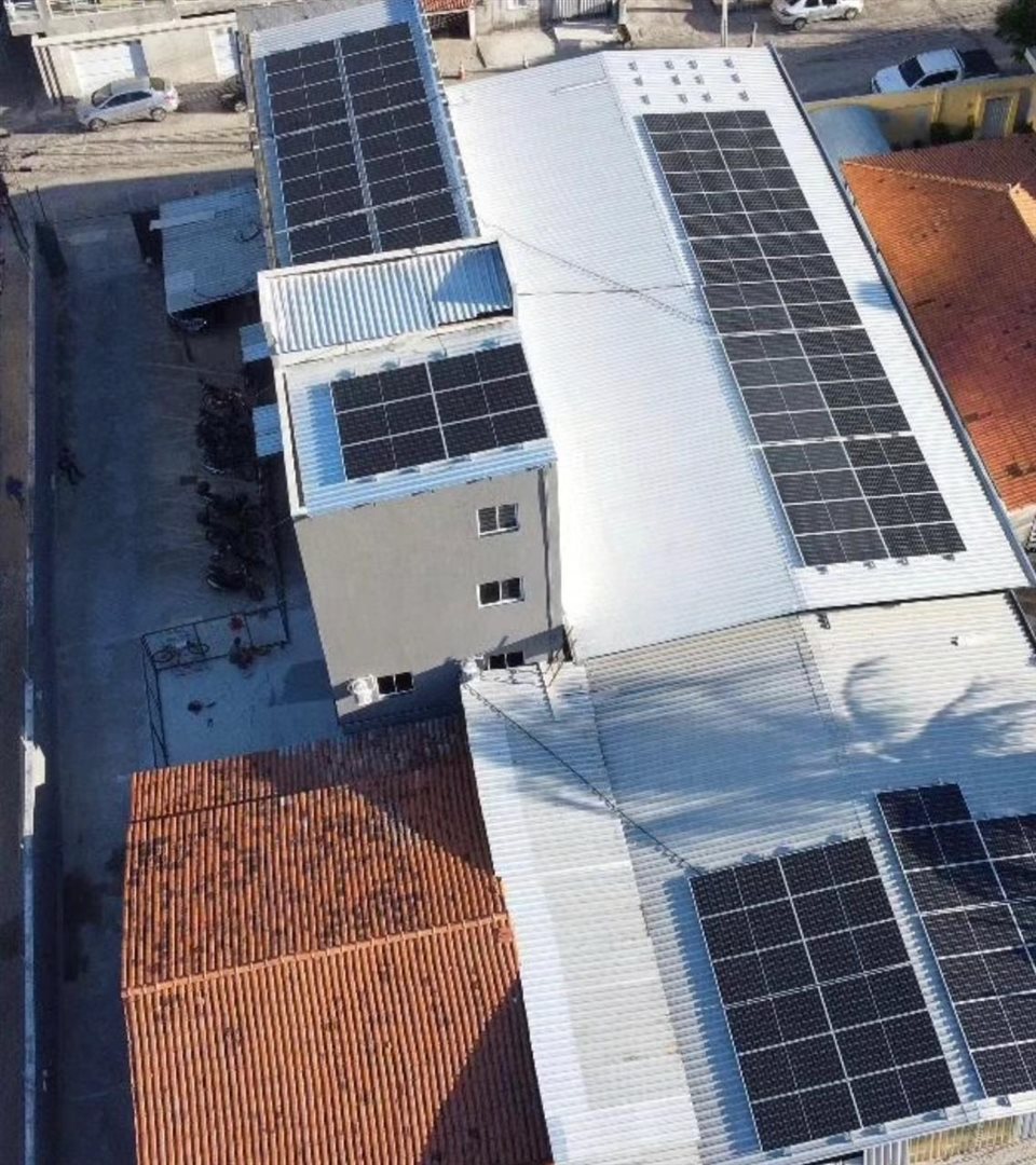 Vista aérea de painéis solares instalados em telhado comercial
