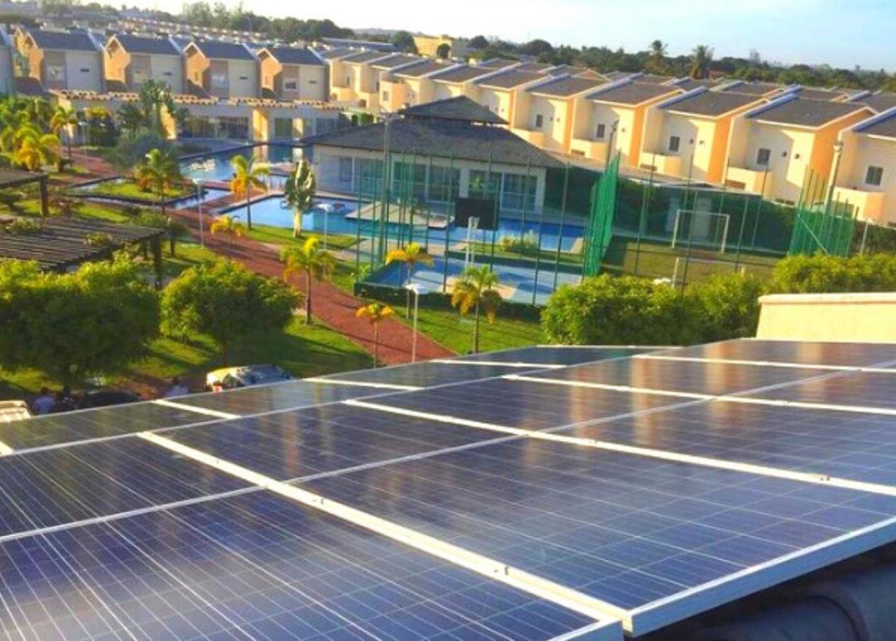 Painéis solares instalados com vista para condomínio