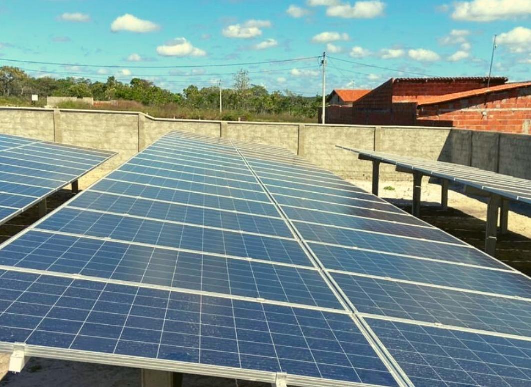 Painéis solares instalados sobre estrutura no solo